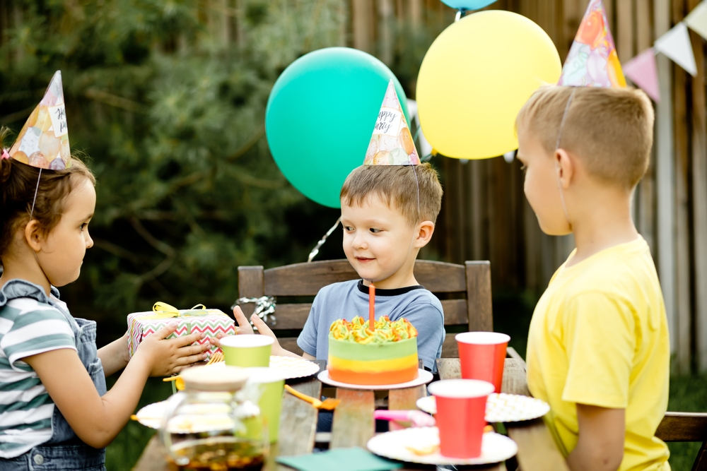 cutefunnyfouryearoldboycelebratinghisbirthdaywith